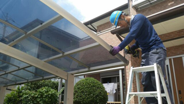 カーポート設置作業の様子